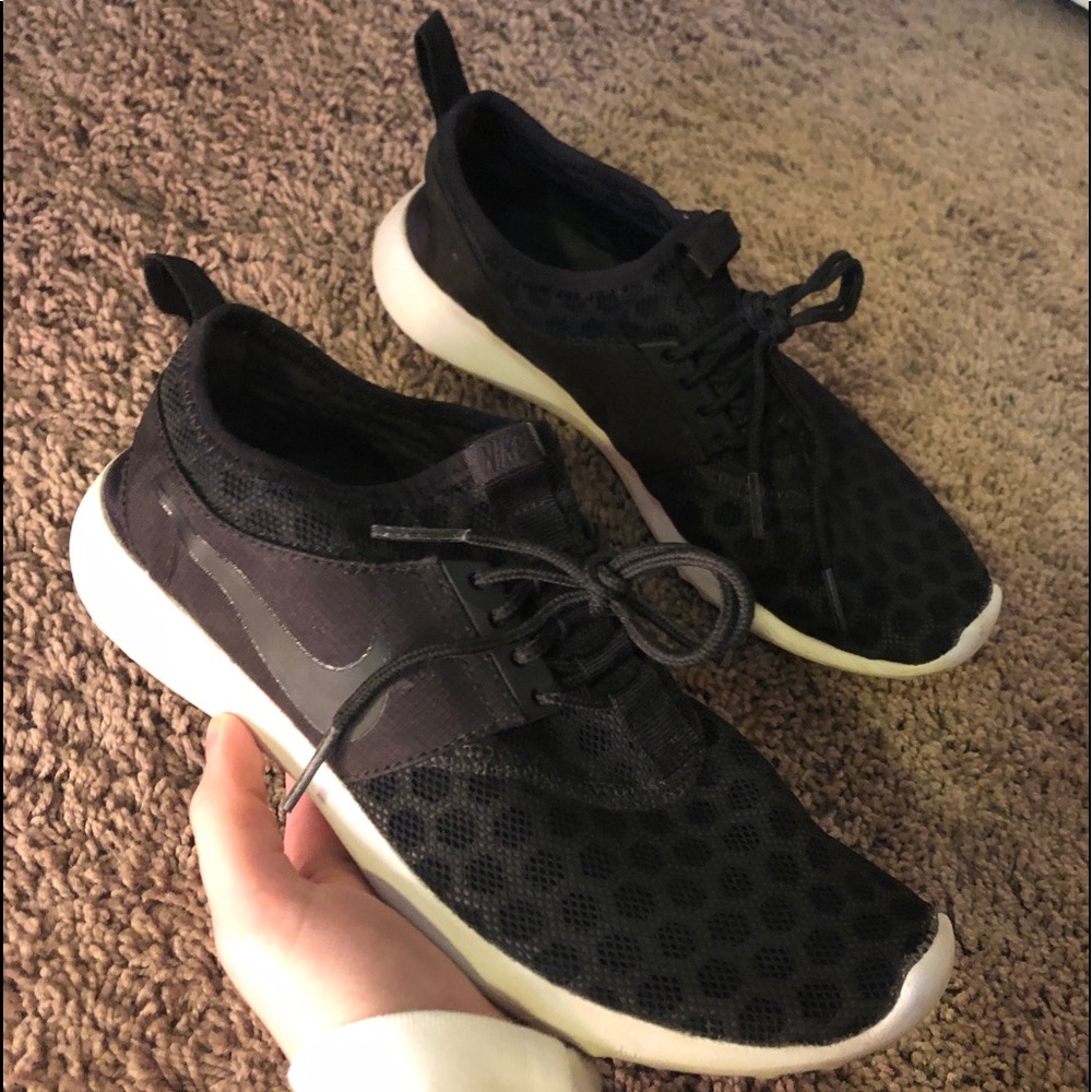 Nike black roshes!